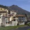 Agglomerato di case sul torrente Comano
