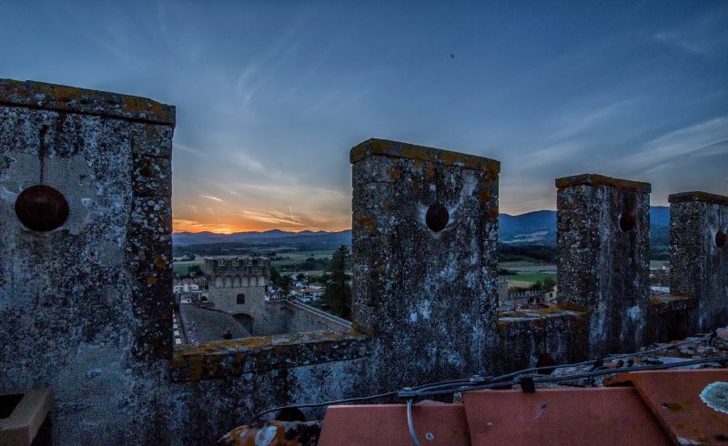 sui merli di Palazzo dei Vicari al tramonto scarperia